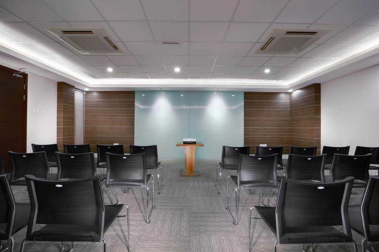 Hotel Neo Gubeng By Aston Surabaya Exterior photo