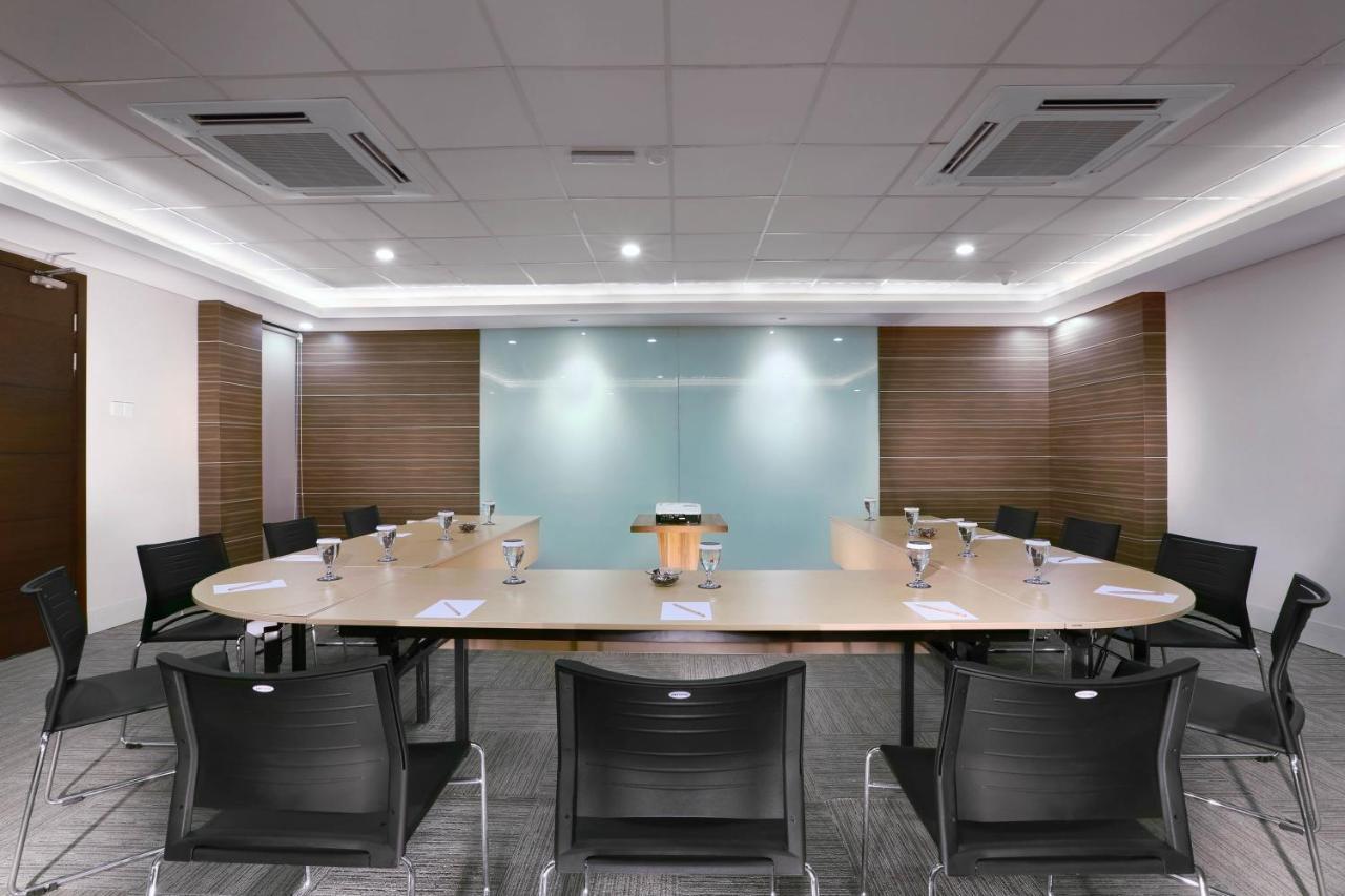 Hotel Neo Gubeng By Aston Surabaya Exterior photo