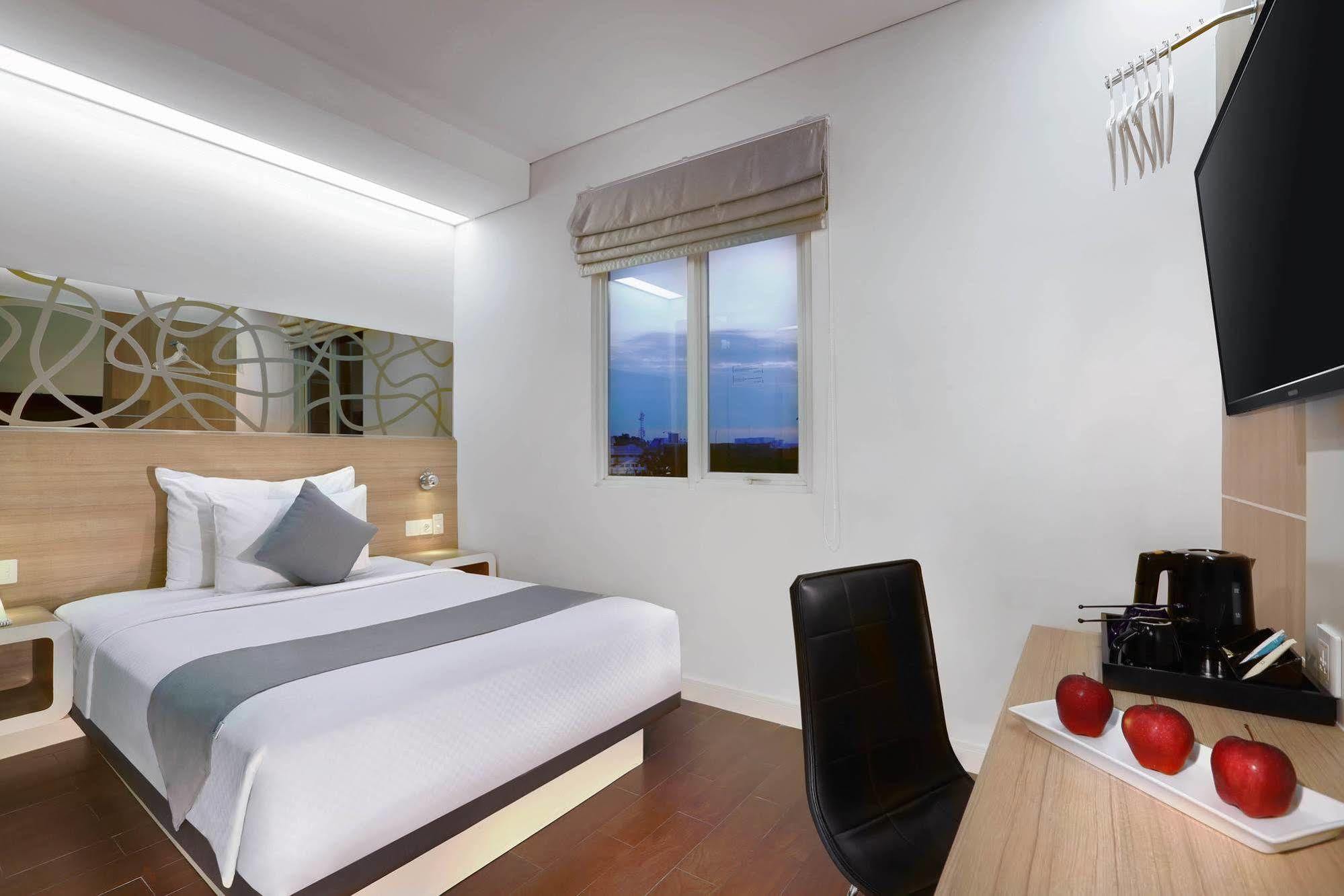 Hotel Neo Gubeng By Aston Surabaya Exterior photo