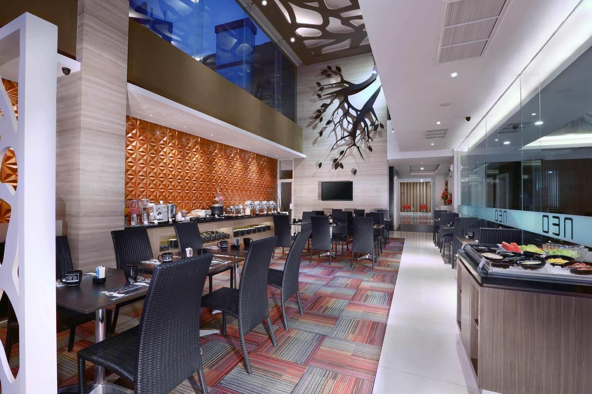 Hotel Neo Gubeng By Aston Surabaya Exterior photo